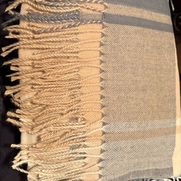 SOFT FASHIONABLE WRAP - Picture 2 of 3